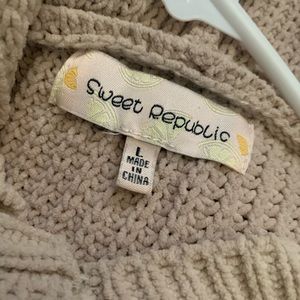 Never worn| No damage| Beige Knitted sweater